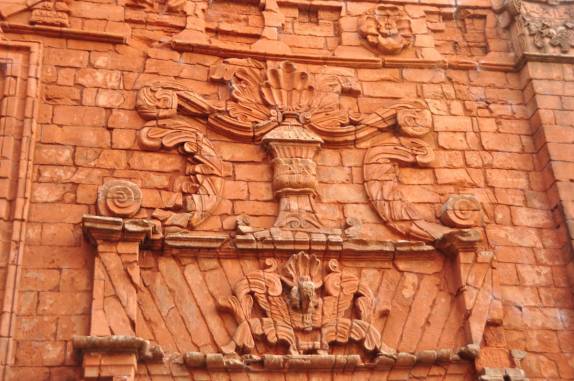 Esculturas decorativas nas paredes da igreja maior, nas incríveis ruínas da Missão de Trinidad, no sul do Paraguai